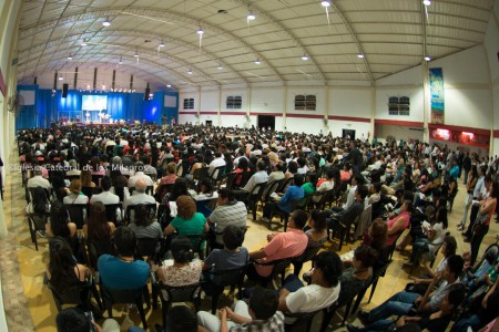 El boom pentecostal en Salta. / O boom pentecostal em Salta.   Iglesia / Igreja Catedral de los Milagros. 2013.