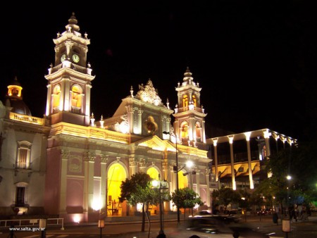 Una de las obras más hermosas e importantes de nuestra ciudad. / Uma das mais belas e importantes obras de nossa cidade. Catedral Basílica.